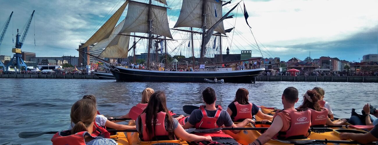 Paddelgruppe mit Segelschiff zur Hanse Sail