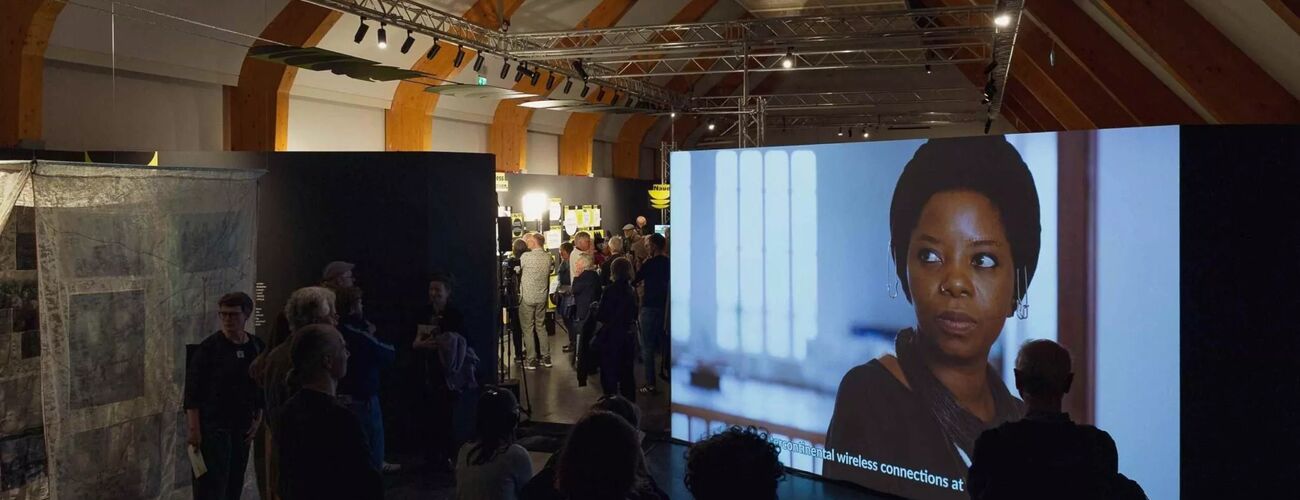 Leinwand mit Film in Ausstellung "Signale der Macht"