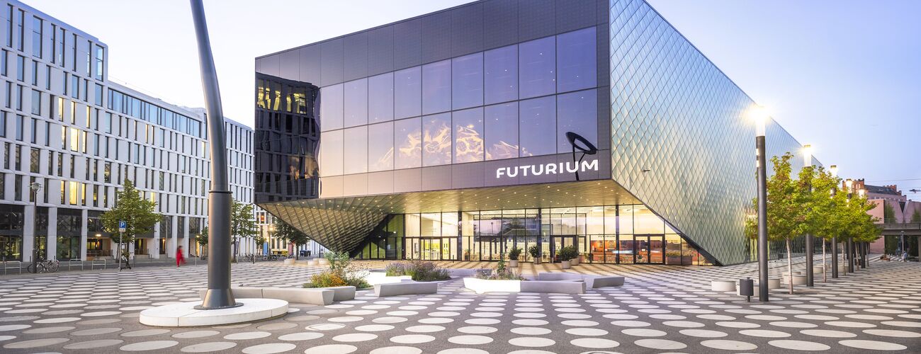 Futurium, Aussen am Abend