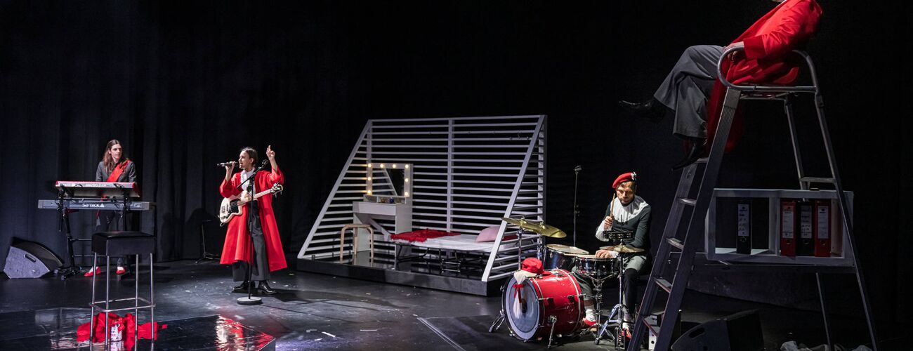 Theater Strahl "Krug.Zerbrochen!"