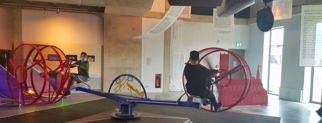 „Es war sehr viel zum selbst ausprobieren: So konnte man sich in eine Seifenblase stellen oder mit dem Körper ein Flugzeug steuern.“ Vivian, Klasse 8d, IGS Bertholt Brecht Schwerin „Es war sehr viel zum selbst ausprobieren: So konnte man sich in eine Seifenblase stellen oder mit dem Körper ein Flugzeug steuern.“ Vivian, Klasse 8d, IGS Bertholt Brecht Schwerin