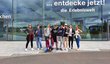 Lehrerinnen und einige SchülerInnen vor dem Leea  | © Franziska Nestler und Sonja Pritz