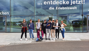 Lehrerinnen und einige SchülerInnen vor dem Leea 