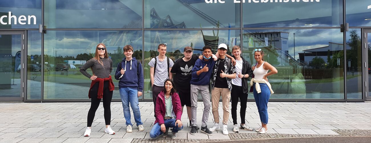 Lehrerinnen und einige SchülerInnen vor dem Leea Lehrerinnen und einige SchülerInnen vor dem Leea